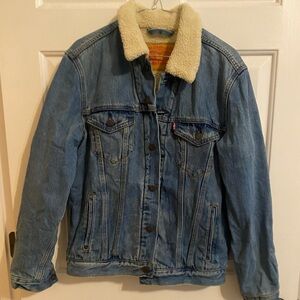 Levi Men’s Sherpa Trucker denim jacket- size small-great condition